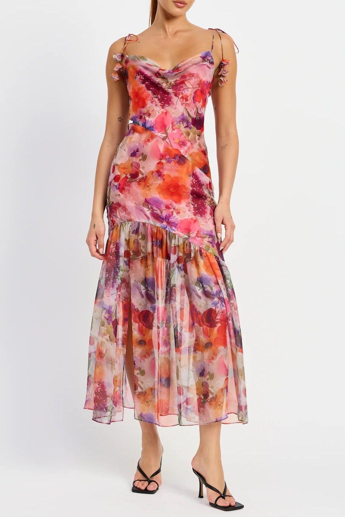 Abito midi rosso con spalline annodate e motivo floreale multicolore