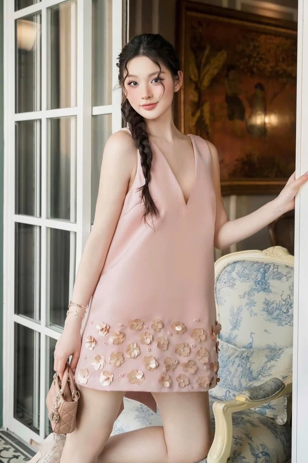 ピンクの花柄ノースリーブVネックミニドレス