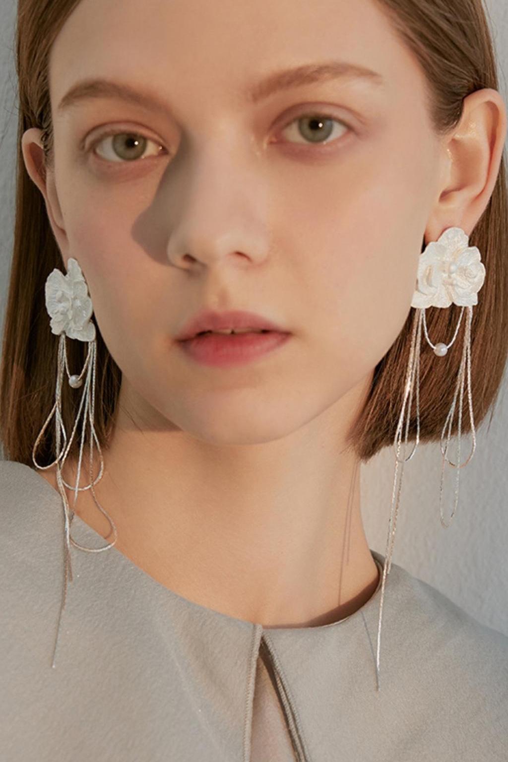 METALLIC FLOWER CHAIN TASSEL EARRINGS