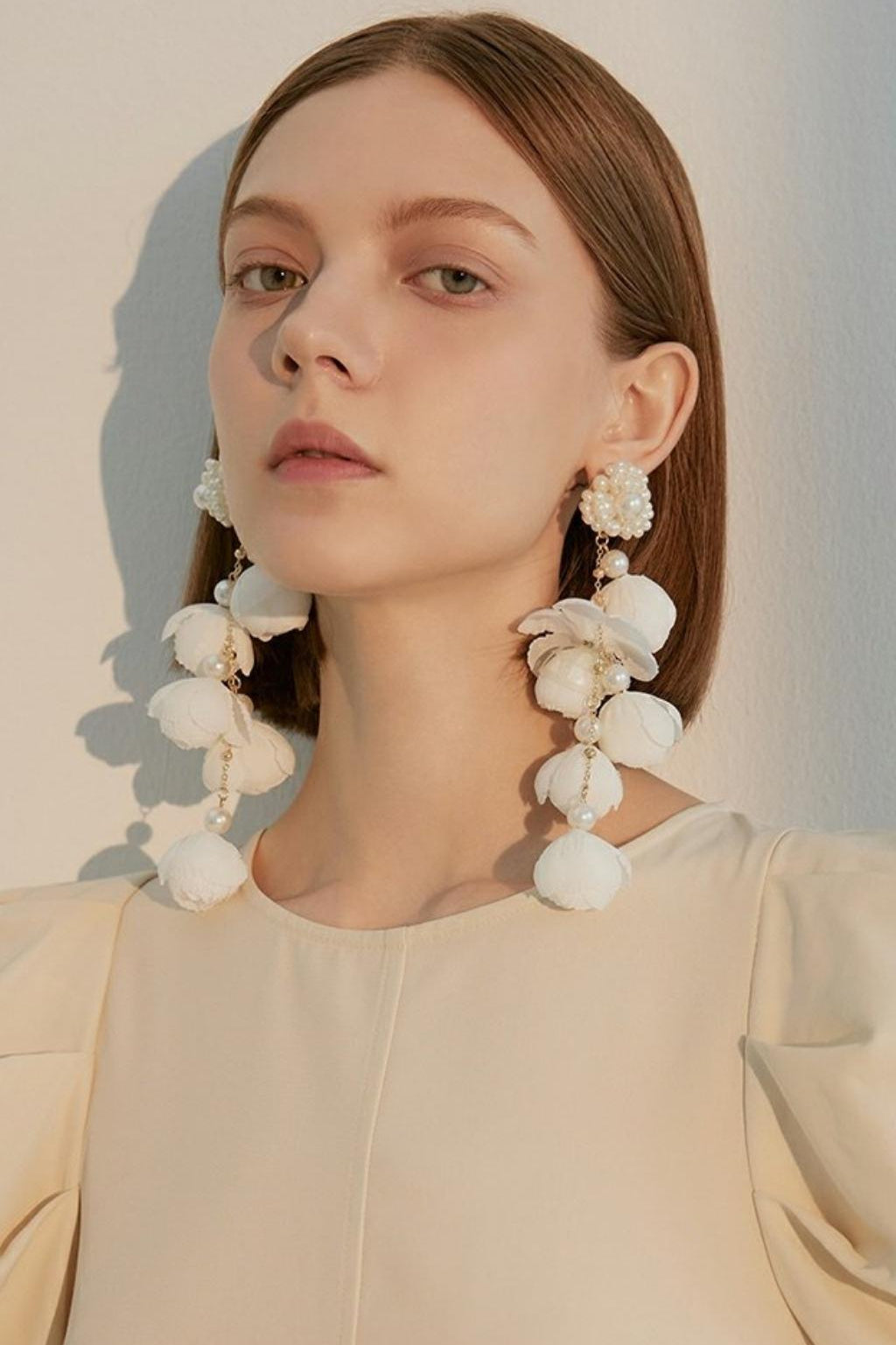 WHITE PEARL FLOWER EARRINGS