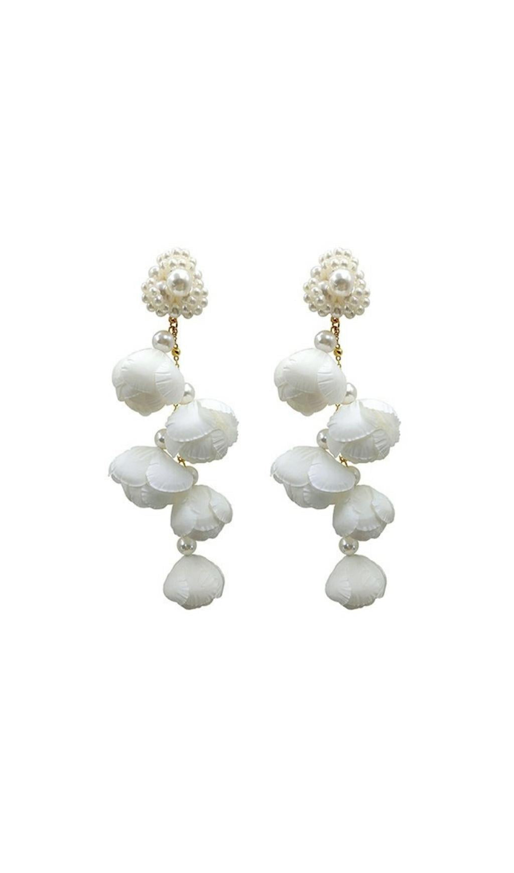 WHITE PEARL FLOWER EARRINGS
