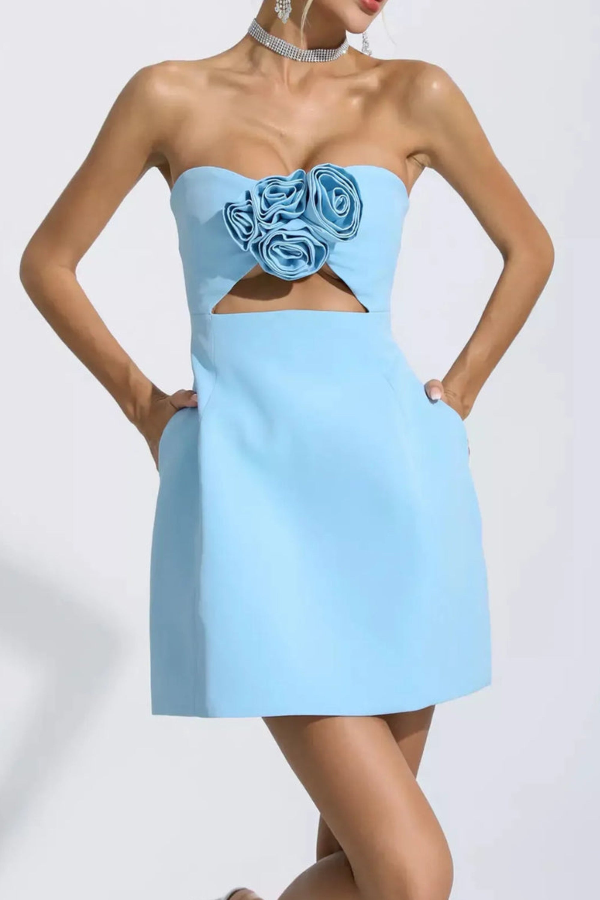 STRAPLESS CUTOUT MINI DRESS IN BLUE