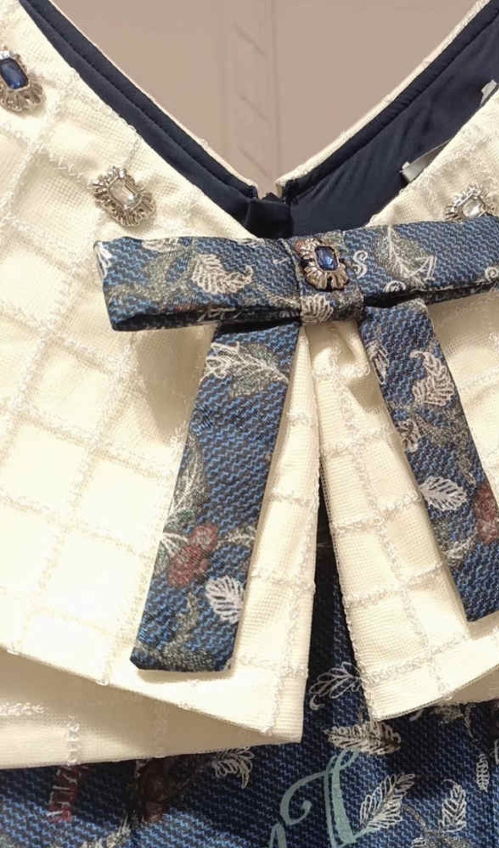MINI ABITO FLOREALE SENZA MANICHE CON FIOCCO BLU, CINTURA E SCOLLO A CUORE
