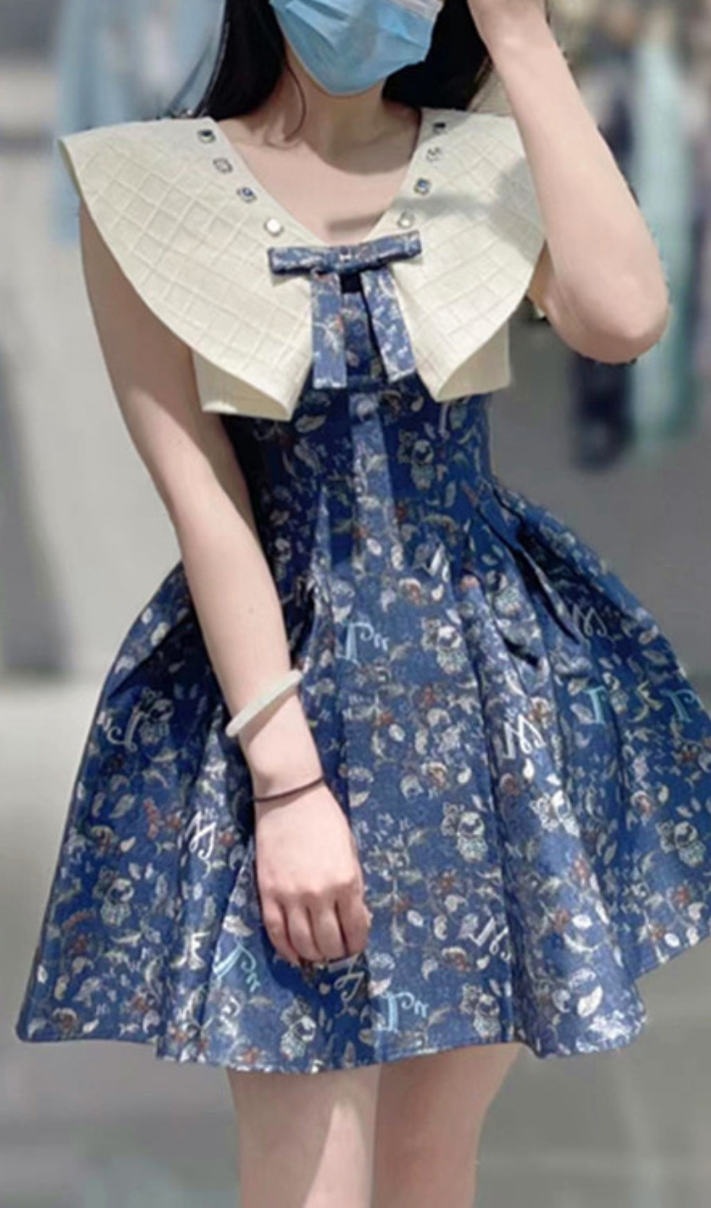 MINI ABITO FLOREALE SENZA MANICHE CON FIOCCO BLU, CINTURA E SCOLLO A CUORE