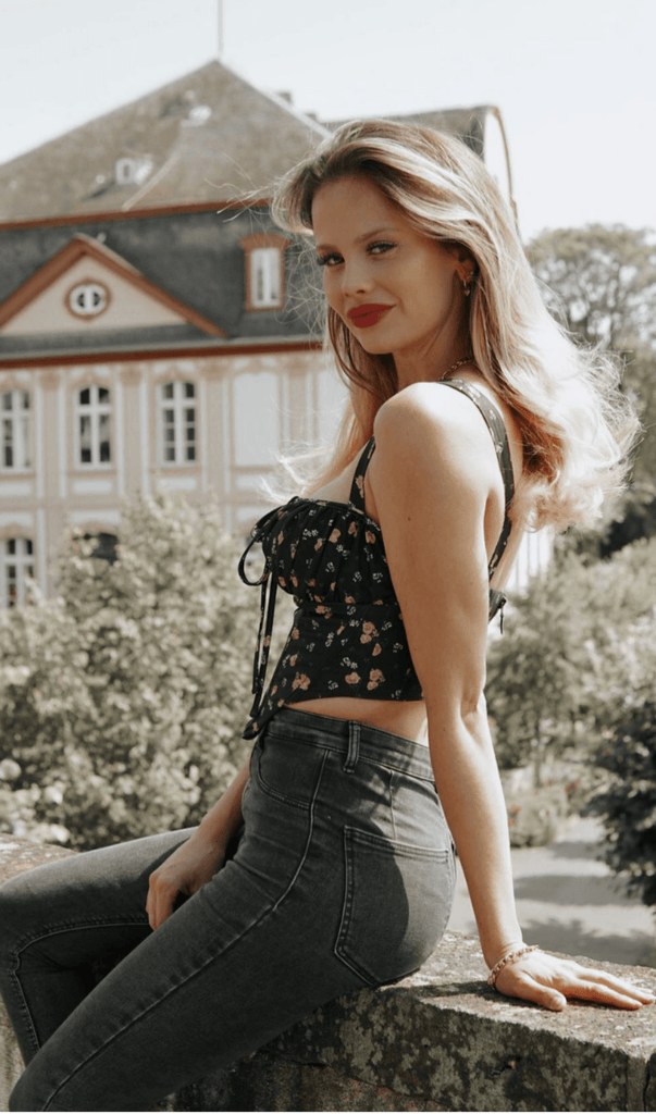 Floral lace strapless vest.