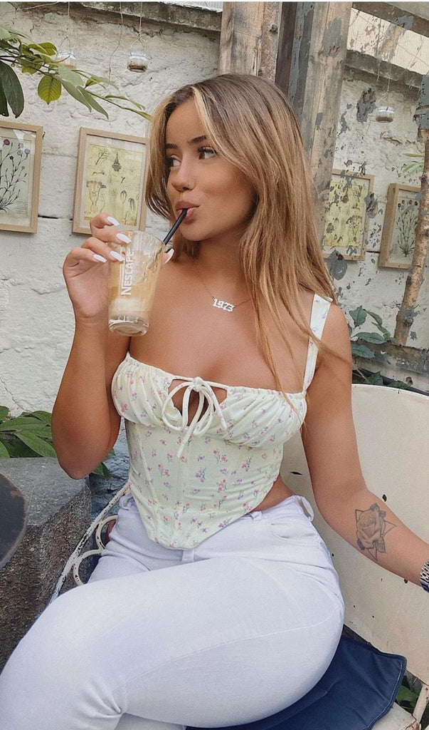 Floral lace strapless vest.