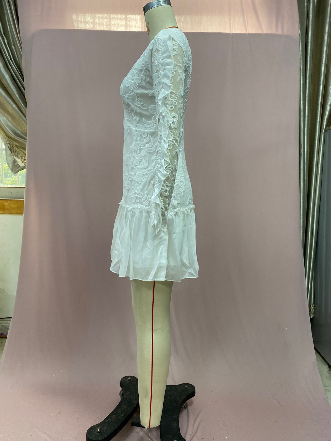 Embroidered lace ruffled mini dress - white