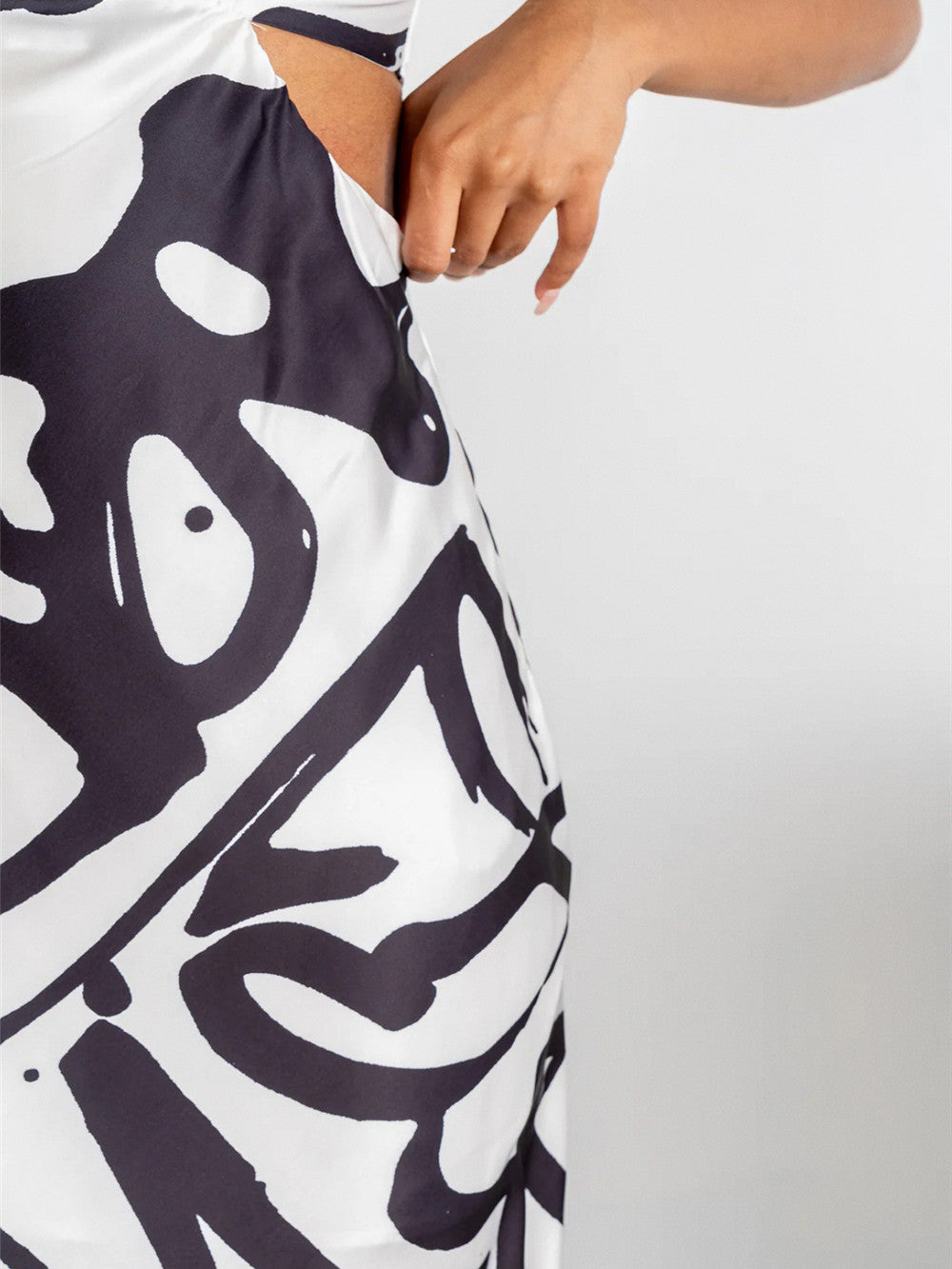 black and white contrasting abstract pattern side slit waistless dress