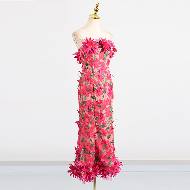 Abito midi senza spalline con ricamo floreale 3D in rosso rosa