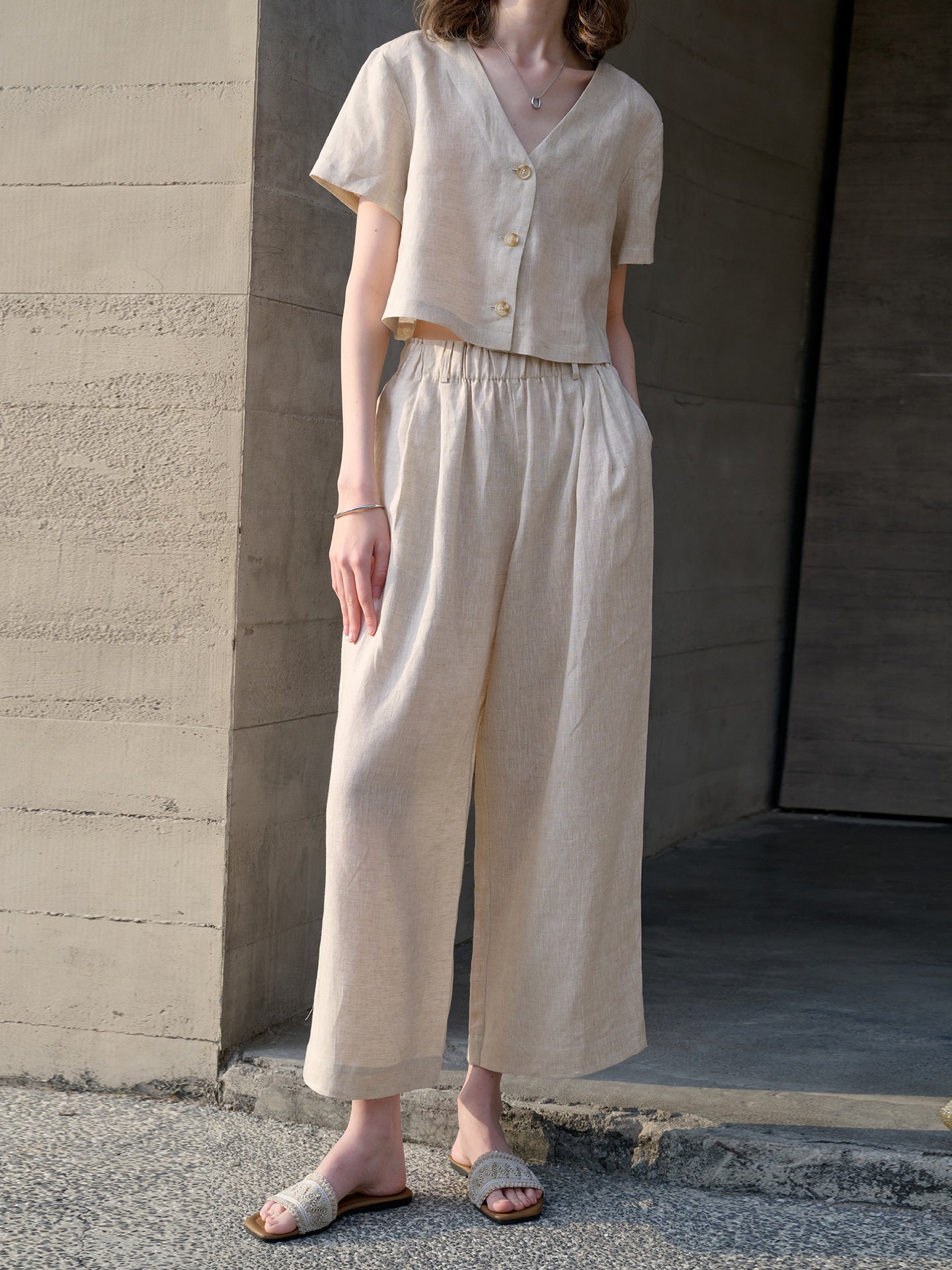 Linen cropped V-neck shirt for summer