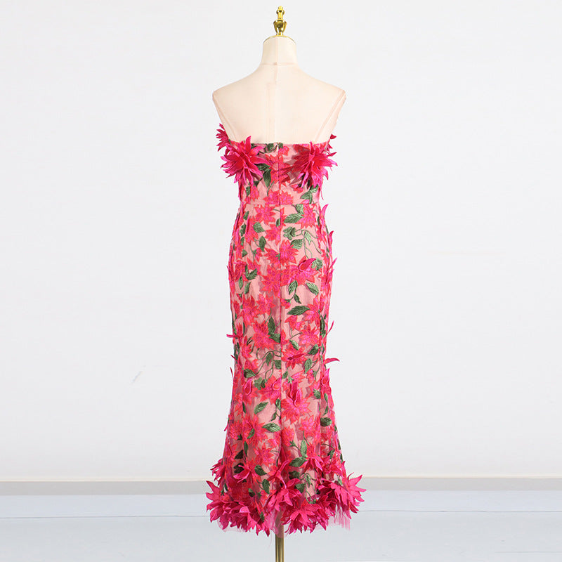 Abito midi senza spalline con ricamo floreale 3D in rosso rosa