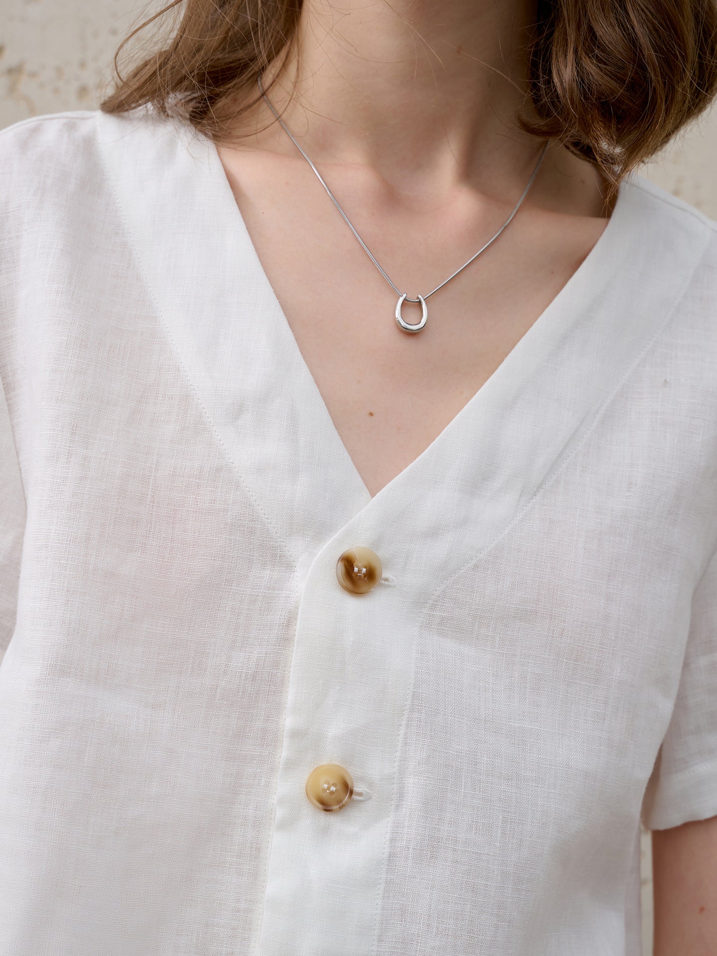 Linen cropped V-neck shirt for summer