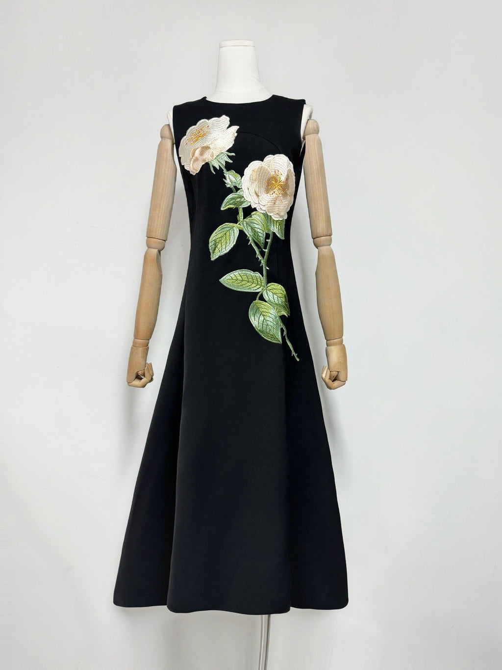 ケイトの花柄プリント装飾ノースリーブミディドレス（ブラック）