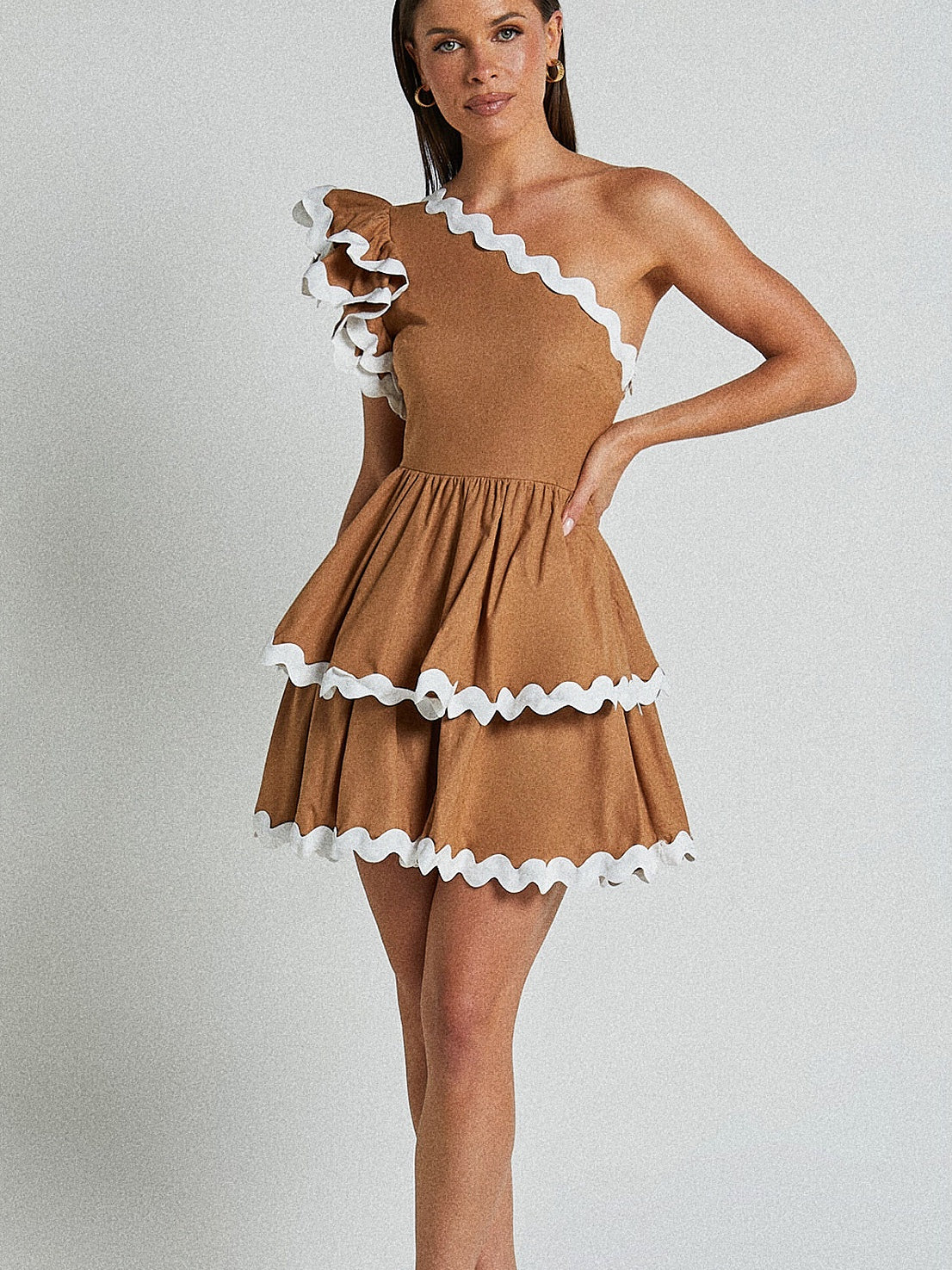off-the-shoulder wave contrast edge cascading dress