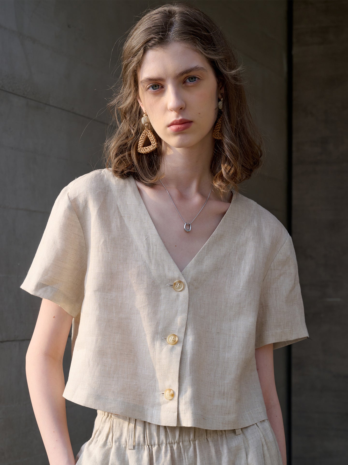 Linen cropped V-neck shirt for summer