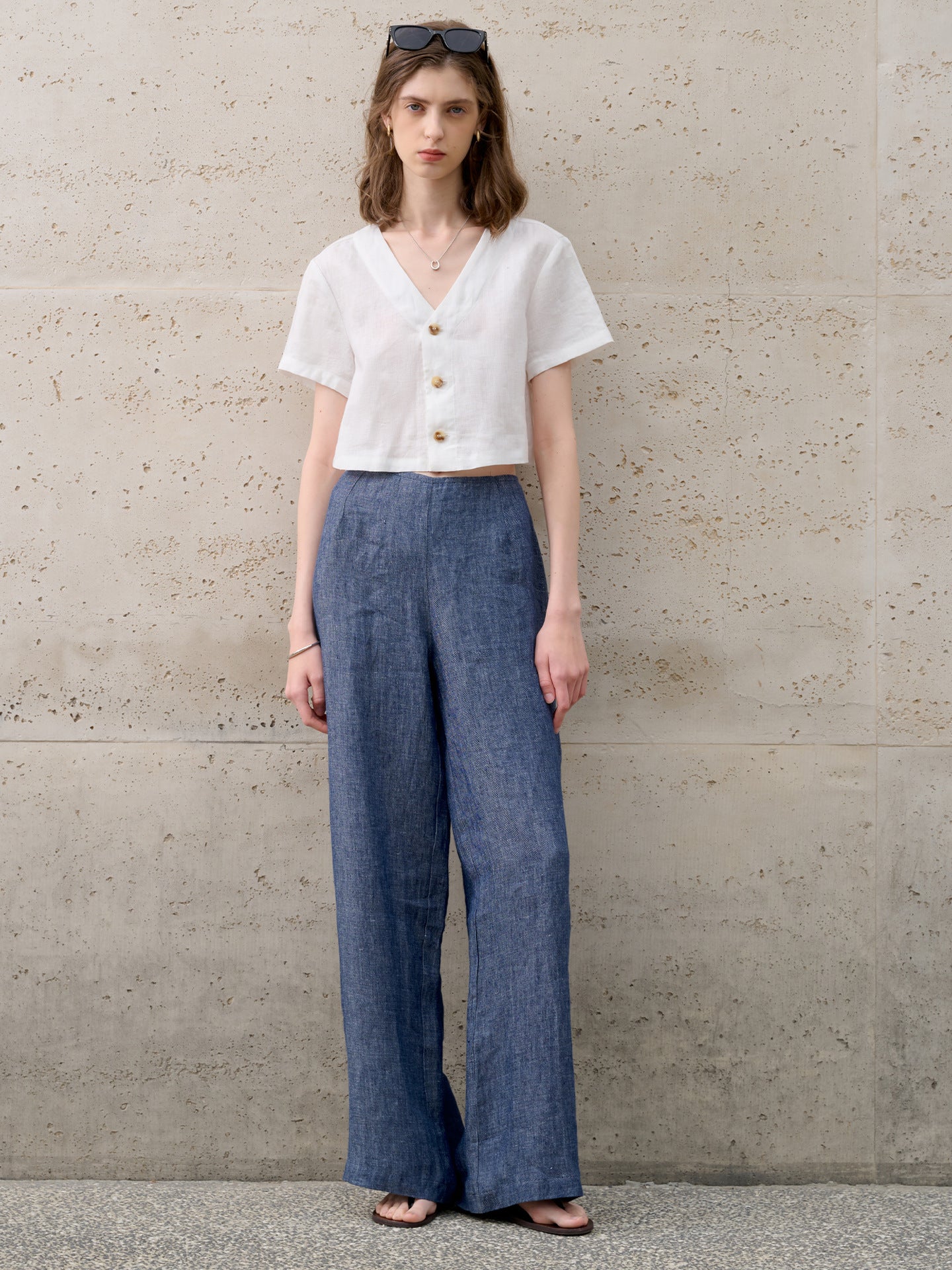 Linen cropped V-neck shirt for summer