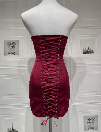 red one-line collar bandeau dress