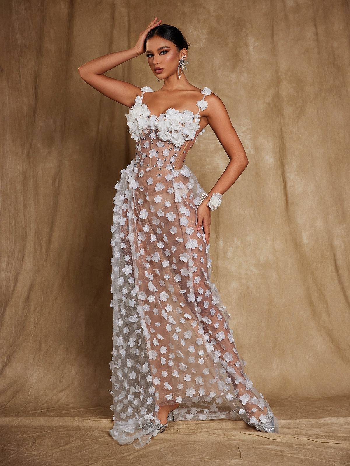 Abito lungo con corsetto e fiori di spaghetti Oksana in bianco 