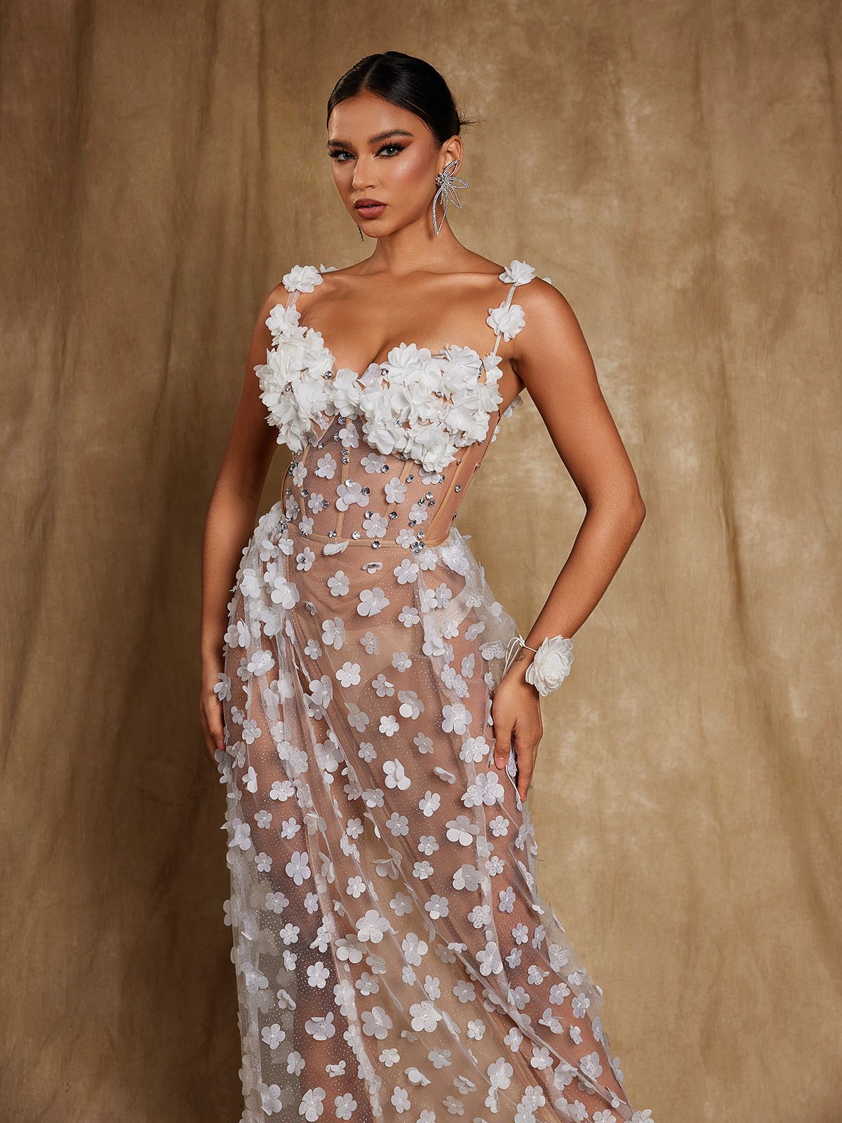 Abito lungo con corsetto e fiori di spaghetti Oksana in bianco 