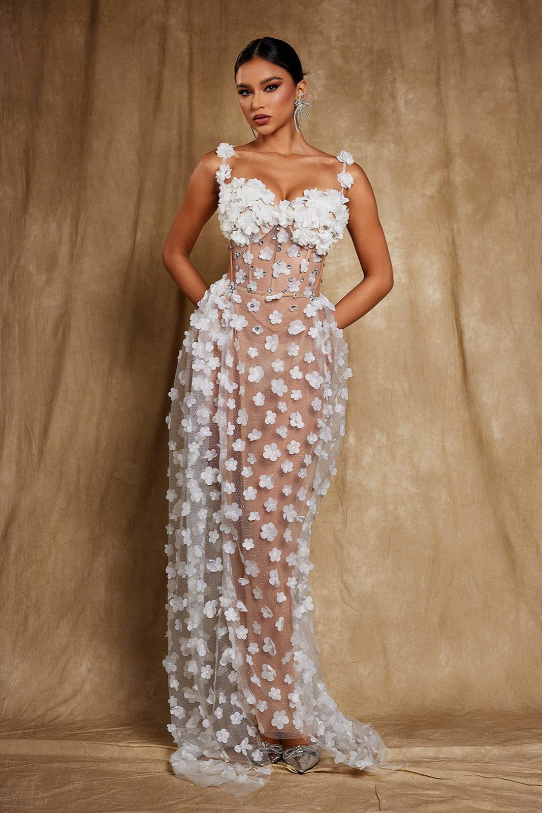 Abito lungo con corsetto e fiori di spaghetti Oksana in bianco 