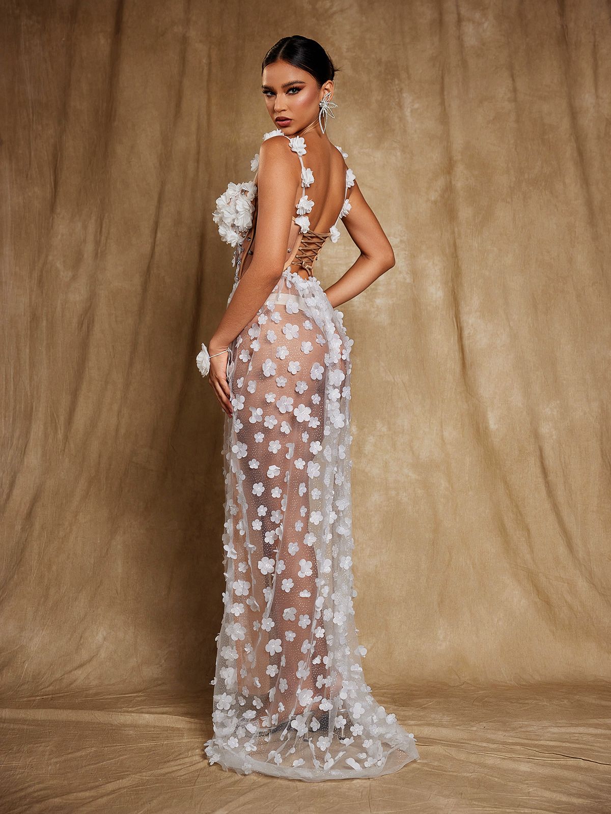 Abito lungo con corsetto e fiori di spaghetti Oksana in bianco 