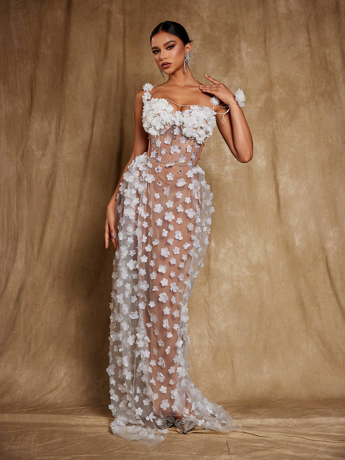 Abito lungo con corsetto e fiori di spaghetti Oksana in bianco 
