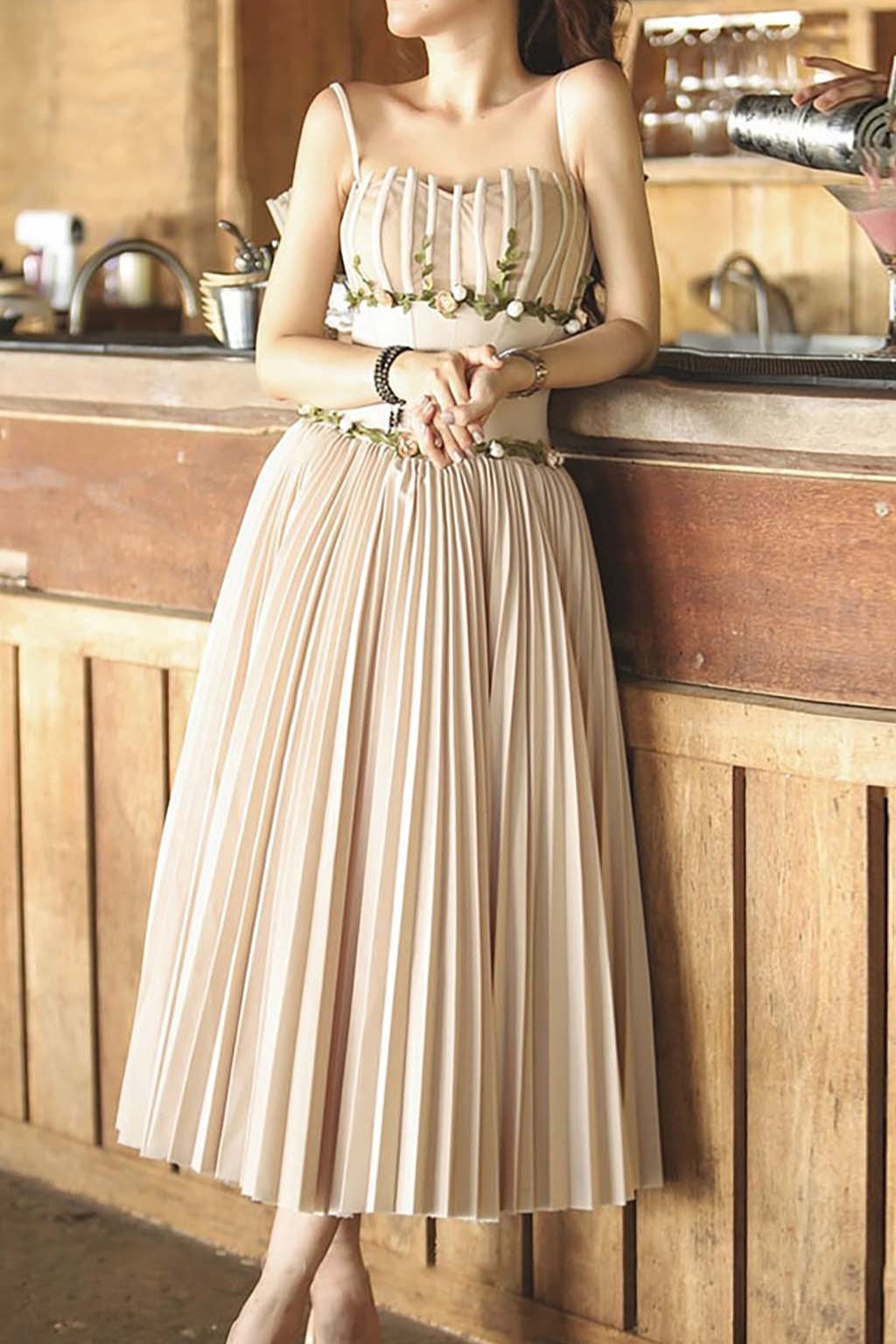 SPLICED FLORAL SLEEVELESS MIDI DRESS IN LIGHT GRAY